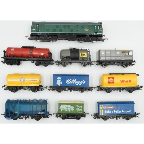 45 - OO Gauge Model Railway - Hornby D7596 BR Locomotive together with quantity of advertising Rolling St... 