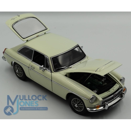 66 - Auto Art Millennium 1:18 MGC GT Coupe - Detailed scale model for adult collector's mint condition in... 