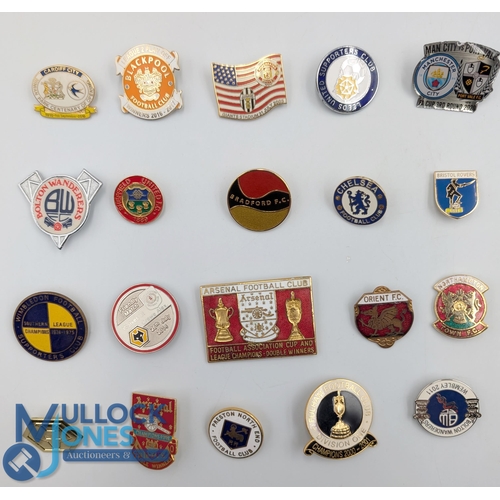 1166 - 20x British metal and enamel Football Badges, a good selection with vintage badges noted with teams ... 