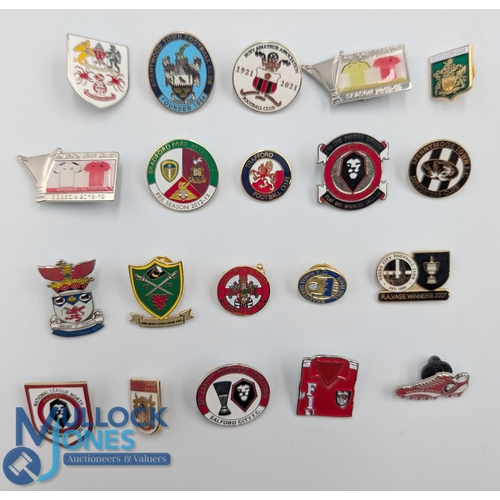 1168 - 20x Mainly British Non-League Metal and enamel Football Badges, with teams of Salford City, Accringt... 