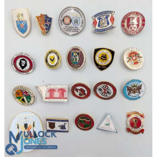 1163 - 20x Mainly British Non-League metal and enamel Football Badges, with teams of Salford City, Grays At... 