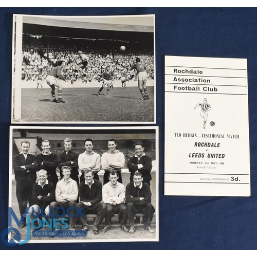 1130 - 1959/60 Action photo from the Leeds Utd v Burnley match 22 August 1959 shows Ray Pointer (Burnley)as... 