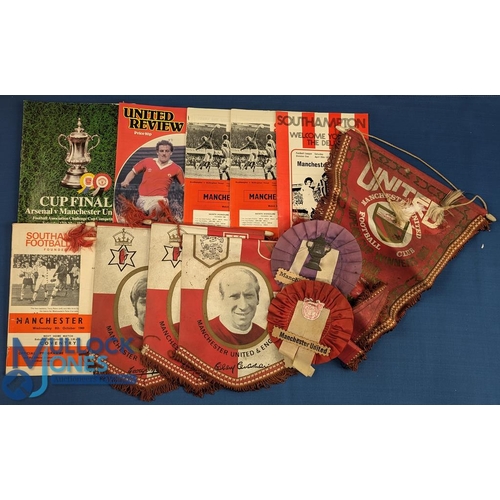 1350 - Selection of various Manchester United football programmes, fanzines, rosettes and pennants - incl 1... 