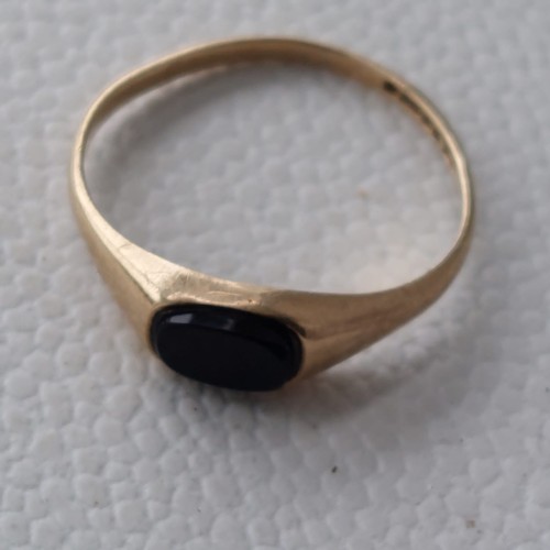 4 - Onyx and 9ct gold signet ring Size k/l