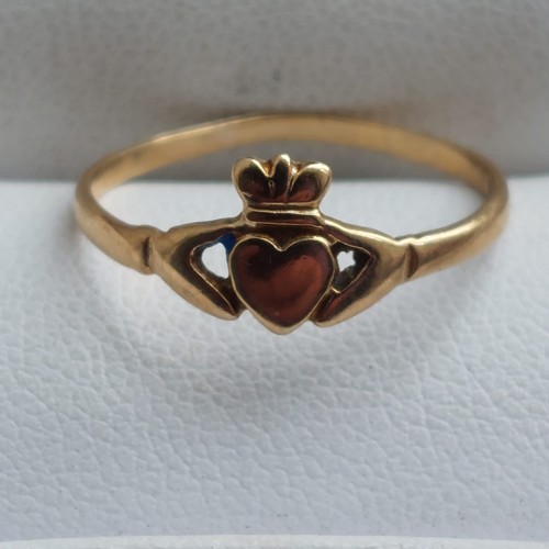 15 - 9ct gold claddagh ring size M