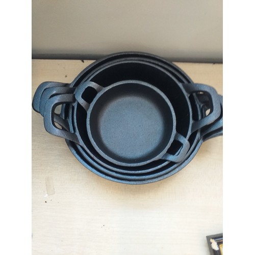 51 - Cast iron skillet pan serving set (new)