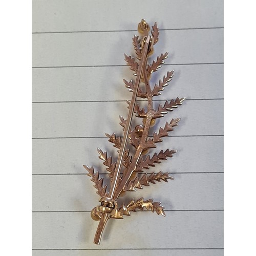 021a - Vintage 9ct gold broach