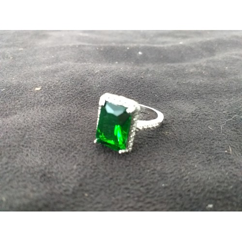 189 - ladies fashion ring with large green stone