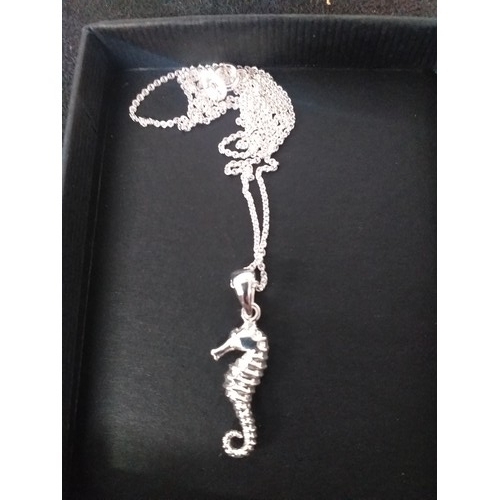 245 - 925 silver sea horse pendant with 18