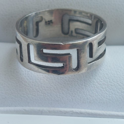 15d - Modernist style .925 silver ring size R.