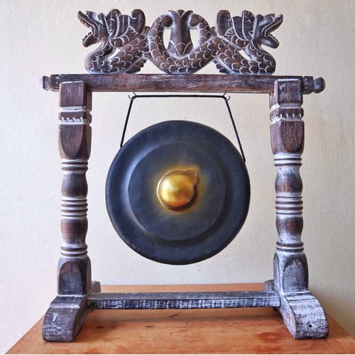 1C - Small Healing Gong in Stand - 25cm - Black 
Gong: D: 25cm H;6cm 
Stand: H:53cm L:42cm 
Gong Weight: ... 