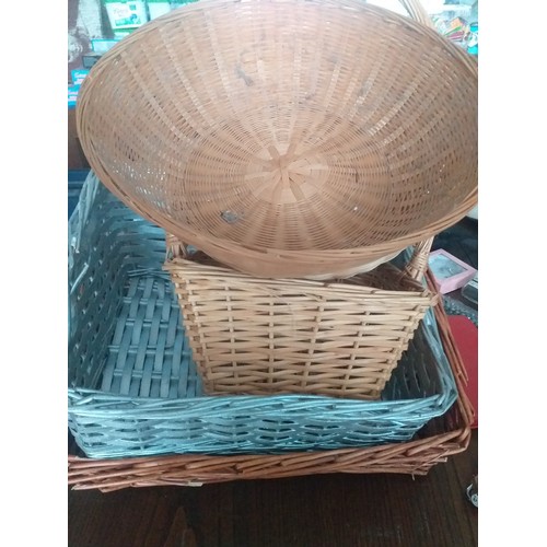 15 - Joblot of wicker baskets