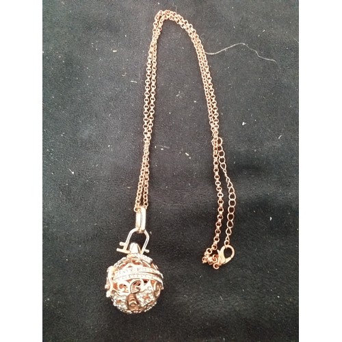 32 - Fashion jewellery pendant and chain