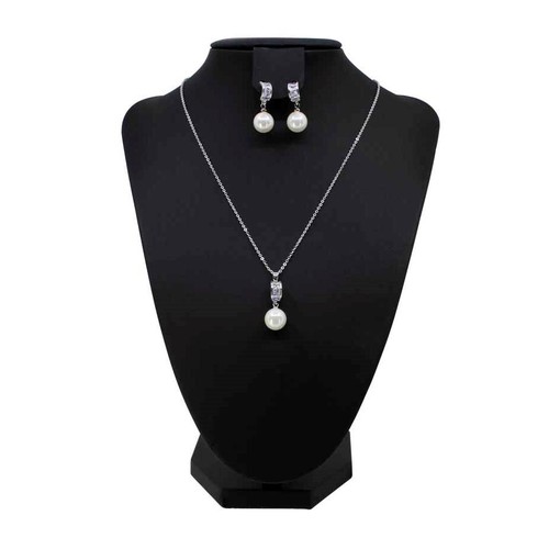 586 - Black Leatherette Display Bust
Measuring approx. 22cm x 28cm x 16cm.
***Necklace set not included***