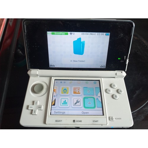186 - Nintendo 3DS console working needs charger comes with game