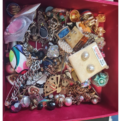 01B - Large lot of vintage jewellery including gold and silver