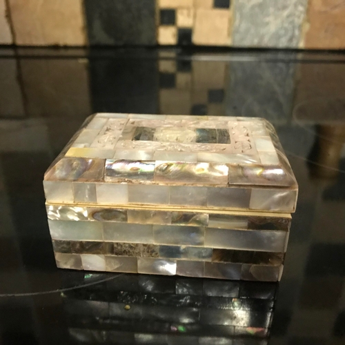 27P - Mother of pearl trinket