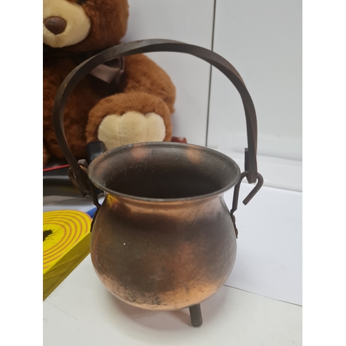 640 - Brass cauldron