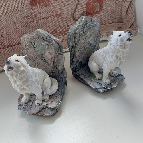 45A - Wolf book ends