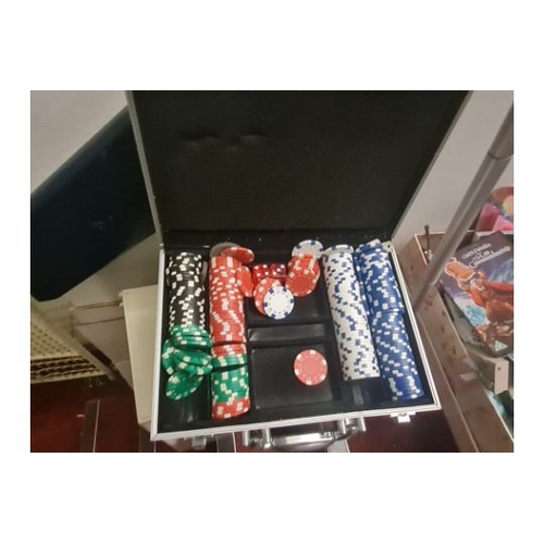 386 - large lot of porker chips