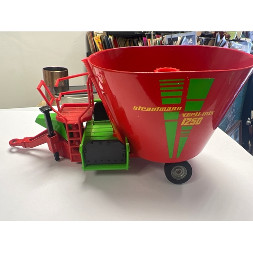 006K - Large model farm vehicle