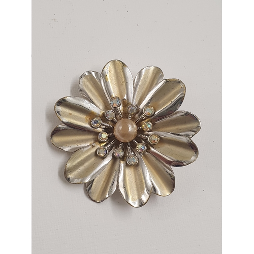 673 - Beautiful vintage style flower broach