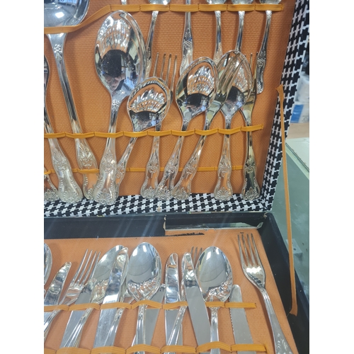 03B - Vintage Italian cutlery set cased 

See damaged to case