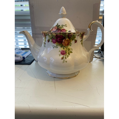 4P - Large royal albert  teapot