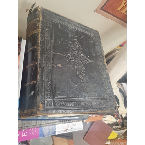 942 - Large vintage bible