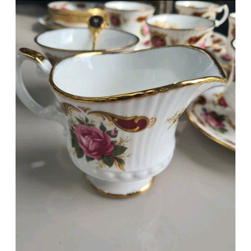 03Y - Elizabethan fine bone China set