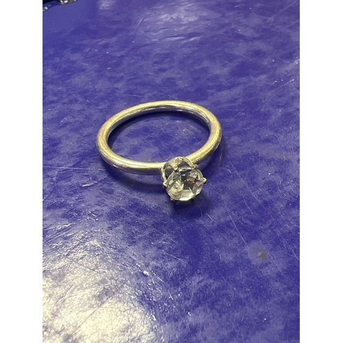 589 - Ladies ring large stone