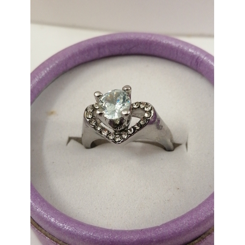 105 - Beautiful diamanté ring