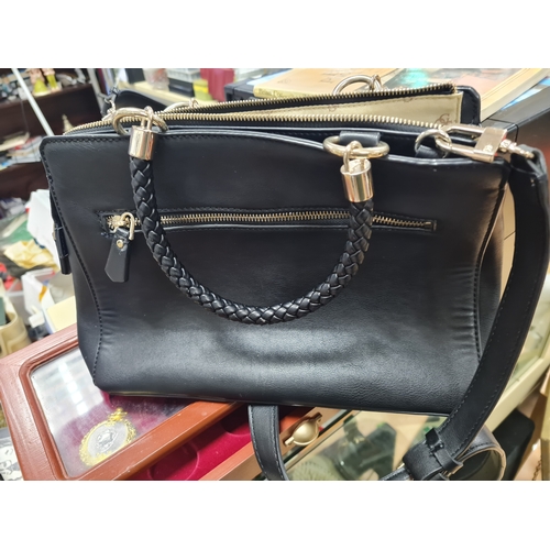 8I - Guess handbag excellent condition