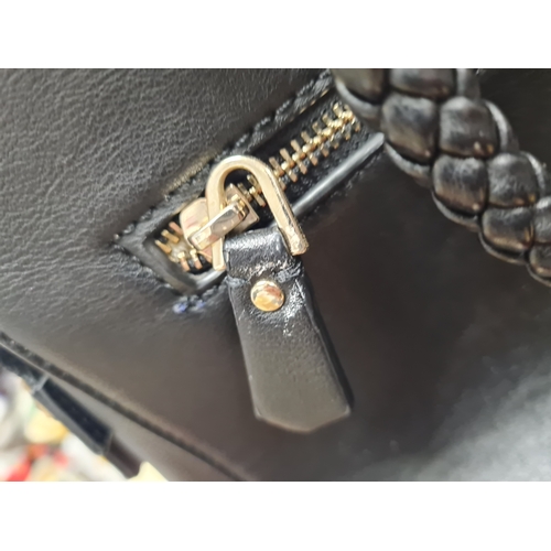 8I - Guess handbag excellent condition