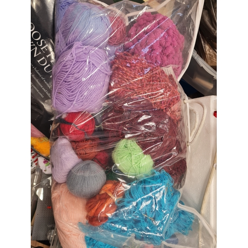 007O - Large joblot of wool