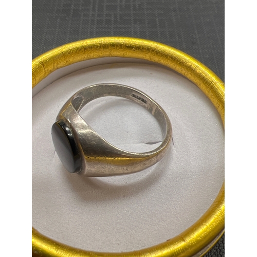 06U - Large gents silver ring onyx stone