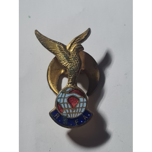 05C - Vintage miltary badge