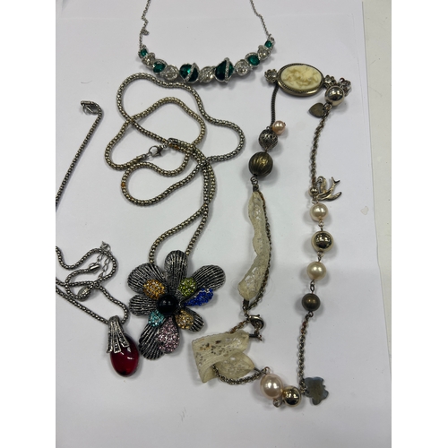 9G - Collection of vintage jewellery