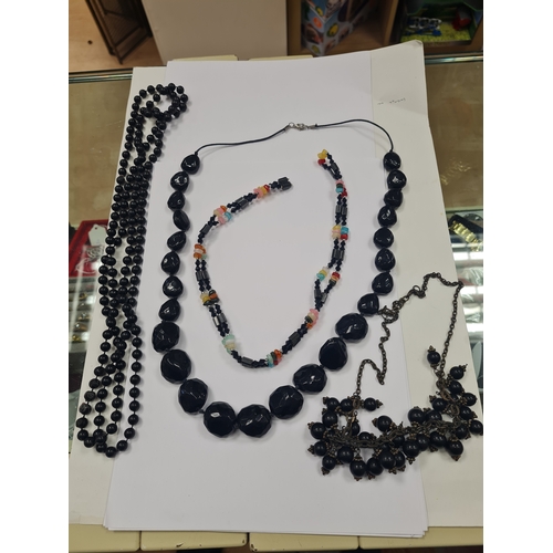 0061A - 4 vintage black necklaces