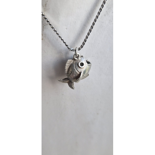 21H - 925 silver fish pendant and 925 silver chain