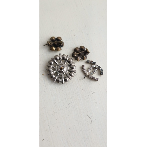 31W - Vintage Brooches/ pendant