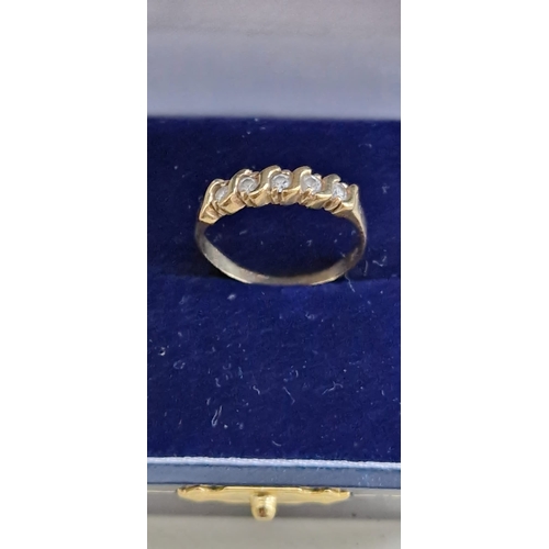 026A - 9ct gold and cz ring size q