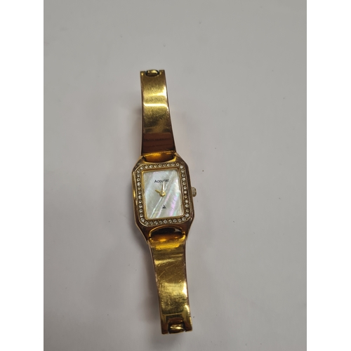 005J - Vintage ladies watch mother of pearl face