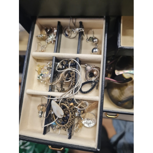 6T - Large jewellery box with vintage jewellery lot