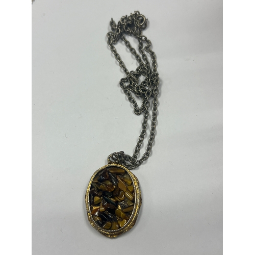 111 - Vintage pendant & chain