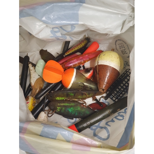 193 - Bag of fishing accessories