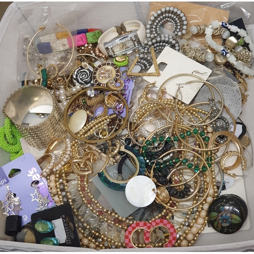 500 - Large basket lot of mixed jewellery items