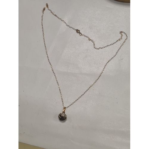 01T - 9ct chain & pendant