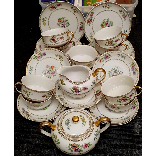 09Z - 32 piece Beautiful Vintage Nippon Teaset