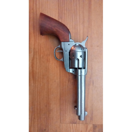 45H - Metal with wooden grips , confederate revolver usa 1860s replica as new